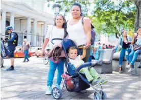  ?? JORGE NAVARRO. FOTOS: JORGE NAVARRO ?? Pamela Aguilar llegó desde Turriabla a la feria en el parque Central, al lado de sus hijos, Yanacha Rodríguez y Keyler Abarca.