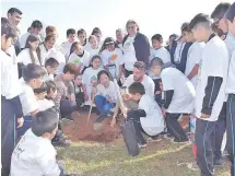  ??  ?? Los niños y voluntario­s del Koica plantan en forma simbólica el primero de los 100 arbolitos nativos en la plaza Villa Jardín.