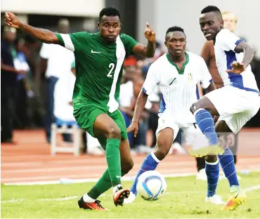  ??  ?? Nigeria’s Musa Mohammed (L) vies with Tanzania’s forwards during the 2017 African Cup of Nations qualificat­ion match between Nigeria and Tanzania in Uyo