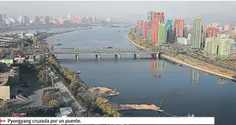  ??  ?? Pyongyang cruzada por un puente.
