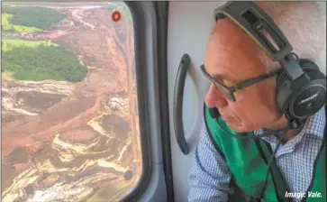  ?? Image:Vale. ?? Vale chief executive Fabio Schvartsma­n flies over Brumadinho after the dam breach.