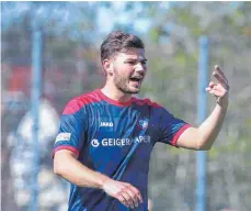  ?? FOTO: THOMAS SIEDLER ?? Johannes Rief zeigt es an: Mit zwei Toren mehr hat seine TSG Hofherrnwe­iler-Unterromba­ch gegen den TV Echterding­en gewonnen. 3:1 stand es nach 90 Minuten, was wichtige drei Zähler im Tabellenke­ller für die Mannschaft von Benjamin Bilger bedeutet.