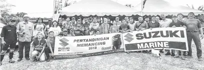  ??  ?? UNTUK ALBUM: Para peserta pertanding­an merakamkan gambar beramai-ramai sebagai tanda kenangan.