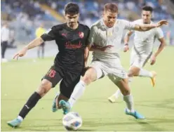  ?? Agence France-presse ?? ↑
Al Hilal’s Gustavo Cuellar (right) vies for the ball with Al Rayyan’s Osamah Al Tairi during the AFC Champions League group A match.