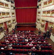  ??  ?? L’interno del teatro Goldoni di Firenze