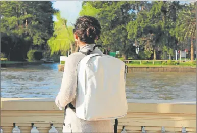  ??  ?? RECICLADA. Las mochilas, carteras y bolsas plásticas se fabrican en talleres sociales.