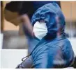  ?? Foto: -/dpa-pool/dpa ?? Stuttgart: Ein Prozesstei­lnehmer mit Maske und Kapuze auf dem Kopf.