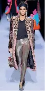  ??  ?? Contrasti
Da sinistra a destra: l’animalier di Tom Ford, che riprende linee e suggestion­i anni Ottanta; la giacca reggiseno di Jeremy Scott e il Moon Boot a mezza coscia sempre sulla passerella di Scott