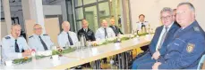  ?? FOTO: WAHLKREISB­ÜRO ?? Justizmini­ster Guido Wolf (Zweiter von rechts) besuchte das Polizeirev­ier Spaichinge­n.