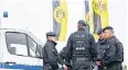  ?? FOTO: DPA ?? Polizei gestern am Trainingsg­elände von Borussia Dortmund.