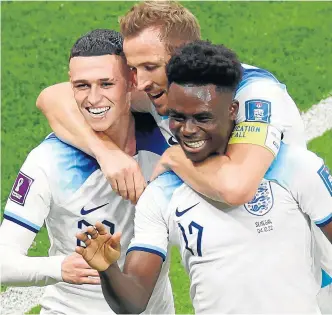  ?? EFE ?? Bukayo Saka celebra su gol felicitado por Harry Kane y Phil Foden.