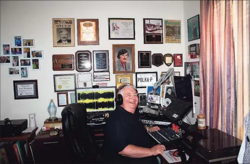  ?? Contribute­d photo ?? Peter J. Danielczuk doing his radio show in his home studio.