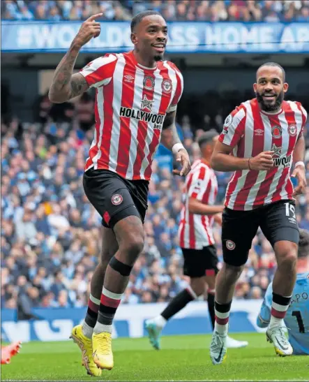  ?? ?? Ivan Toney celebra uno de sus goles ante el Manchester City.