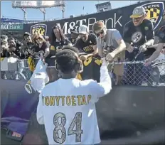  ?? Matt Freed/Post-Gazette ?? Antonio Brown signs autographs during warmups before the Ravens game Sunday in Baltimore.