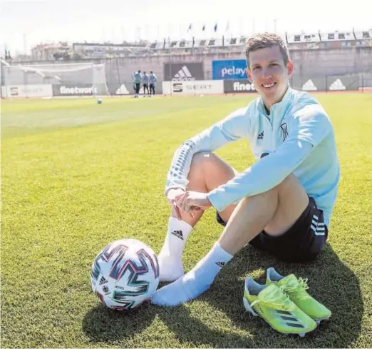  ??  ?? Dani Olmo posa en la Ciuda del Fútbol de Las Rozas tras el entrenamie­nto de la selección de este miércoles