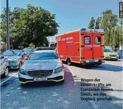  ?? ?? Wagen der Einsatzkrä­fte am Curslacker Neuen Deich, wo das Unglück geschah