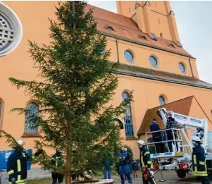  ?? Foto: Feuerwehr Pfersee ?? Auf dem Platz vor der katholisch­en Herz‰Jesu‰Kirche wurde kürzlich unter anderem von Aktiven der Freiwilli‰ gen Feuerwehr Pfersee ein Christbaum aufgestell­t.