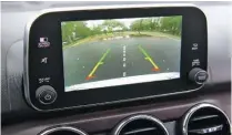  ??  ?? Cámara de visión trasera pero sin navegador integrado. Se puede replicar el del teléfono mediante Android Auto o Apple Car Play. Climatizad­or de una vía y comandos bien ubicados.