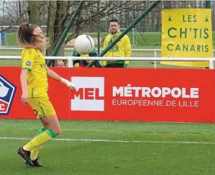  ?? | PHOTO : OUEST-FRANCE ?? Comme à Lille, Julie Pian et les Nantaises auront le soutien des Ch’tis Canaris. de la rencontre.
Depuis, Lens s’est installé aux premières places du championna­t. Avant cela, Le Havre (1er), battu 3-1 lors de la 6e journée, ainsi que Lille (3e – 0-0, 3e journée) et Metz (4e – 2-2, 4e journée) peuvent attester de la difficulté de venir s’imposer dans le Pas de Calais.