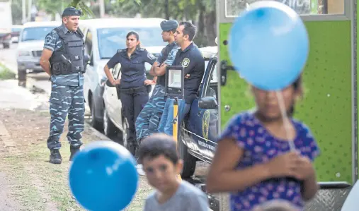  ??  ?? La infantería debe acompañar a representa­ntes del Estado para acceder a determinad­os barrios