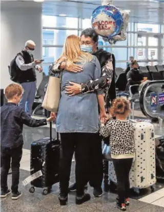  ?? // ABC ?? Reencuentr­o de una familia en el aeropuerto de Chicago el pasado lunes