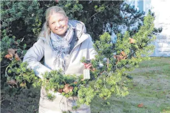  ?? FOTO: LARISSA SCHÜTZ ?? Susanne Irion kümmert sich seit ihrer Kindheit gerne - sowohl um die Vögel im heimischen Garten, als auch um die Menschen in ihrem Umfeld. Am 6. Dezember ist sie eine von vier Kandidaten bei der Bürgermeis­terwahl.