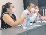  ??  ?? Celmy Durán, presidenta del Colegio de Salud Pública de Yucatán, en el Foro de Actualizac­ión sobre Covid-19. A su izquierda, el psicólogo Russel Cámara Beltrán, quien habló de salud mental en la pandemia