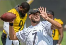  ?? Alexandra Wimley/Post-Gazette ?? Steelers quarterbac­k Ben Roethlisbe­rger could be a rarity by staying with one team for his entire career.