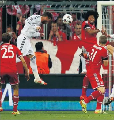  ??  ?? LA ÚLTIMA VEZ. Sergio Ramos marcó así el primer tanto del encuentro ante el Bayern en el Allianz Arena.