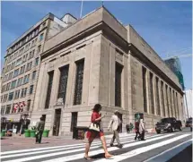  ?? SEAN KILPATRICK LA PRESSE CANADIENNE ?? Un ancien édifice de la Banque de Montréal à Ottawa, acquise par le fédéral en 1986, porte le nom de John A. Macdonald.