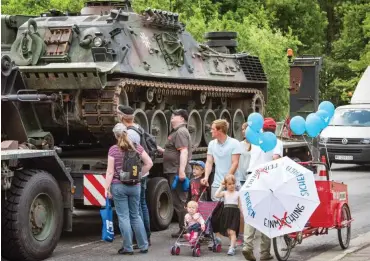  ?? Fotos: dpa/Patrick Pleul ?? Die LINKE protestier­t in Storkow neben einem Bergepanze­r der Bundeswehr für Frieden.