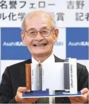  ?? EFE ?? El químico e ingeniero nipón Akira Yoshino y el químico británico Stanley Whittigham. Akira agradeció que el premio de este año ponga el foco en temas medioambie­ntales. “Esto animará mucho a los jóvenes en muchos sectores en los que se están esforzando”, dijo Yoshino.