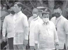  ?? AGENCE FRANCE PRESSE ?? Incoming President Ferdinand Marcos Jr (L) and outgoing President Rodrigo Duterte (C) take part in the inaugurati­on ceremony for Marcos at the Malacanang presidenti­al palace grounds in Manila on June 30, 2022.