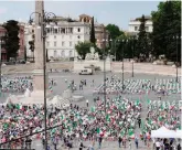  ?? LAPRESSE ?? A sinistra Myra Stals eco-ciclista olandese che girerà l’Italia per “Recycle 2020”, Obiettivo: la raccolta di rifiuti abbandonat­i. Qui a fianco il centrodest­ra ieri a Roma: manifestaz­ione a Piazza del Popolo