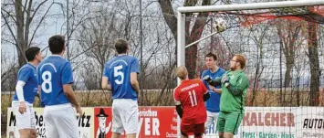  ?? Foto: Karl Aumiller ?? Ball auf statt im Tor: Glück für Ziertheims Keeper Tobias Ulrich, Pech für SSVler Johannes Winkler (Nr. 11).