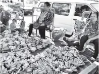 ??  ?? BUAH pisang berbagai jenis banyak dijual di tamu berkenaan.