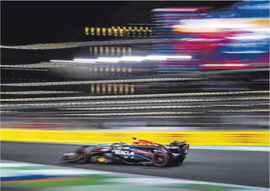  ?? Antonin Vincent / AFP7 ?? Verstappen, en plena acción, ayer durante la carrera del GP de Arabia disputada en el circuit de Yeda.