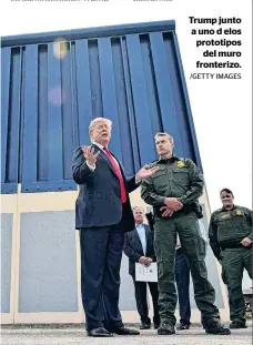  ?? /GETTY IMAGES ?? Trump junto a uno d elos prototipos
del muro fronterizo.