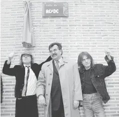  ?? — Reuters file photo ?? Angus and Malcolm (Right) Young, founder members of AC/DC, flank Jose Luis Perez, mayor of the Madrid district of Leganes, following the inaugurati­on of a new street with the group’s name, in Leganes, Spain March 22, 2000.