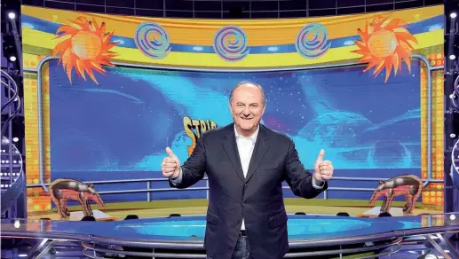  ??  ?? A «Striscia» Gerry Scotti , 63 anni, nello studio di «Striscia la Notizia», che conduce ogni sera su Canale 5 insieme con Michelle Hunziker. Scotti ha debuttato dietro il bancone del tg satirico 23 anni fa