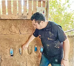  ?? ?? • Las paredes se ordenan con tarimas de madera, botellas de vidrio y se sellan con barro y composta, explicó Josafat.