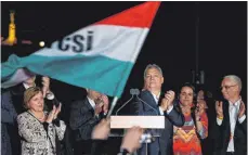  ?? FOTO: DPA ?? Premier Viktor Orbán (Mitte) kann in Ungarn weiter ohne Koalitions­partner regieren.