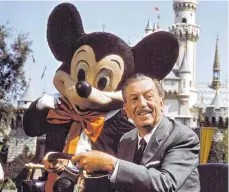  ?? FOTOS: DPA ?? Blick in den Bildband „Walt Disneys Mickey Mouse: Die ultimative Chronik"– Mit seiner erfolgreic­hsten Figur an der Seite ließ sich der amerikanis­che Filmproduz­ent Walt Disney zeitlebens gerne ablichten.
