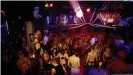  ??  ?? En algunas fiestas techno de Berlín, los jóvenes bailan semidesnud­os.
