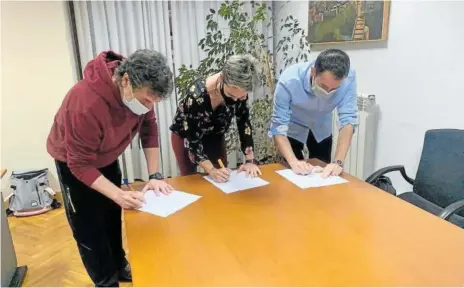  ?? Foto: cedida ?? Imagen sin precedente­s, Matxin (EH Bildu), Echegoyen (APS) y Solozábal (AISS) en la firma del acuerdo.