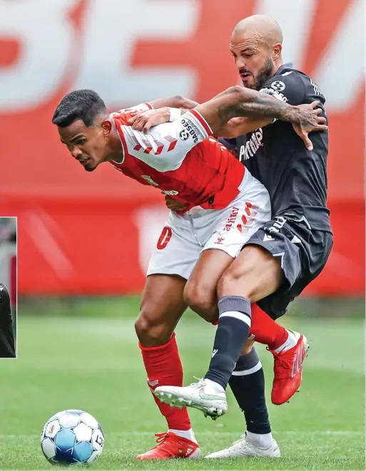  ??  ?? Galeno não tira os olhos da bola, mas André André também não facilita no duelo físico de um clássico bem disputado