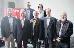  ?? Foto: Felix Eisele ?? Christian Obrok (v. l.), Achim Post, Stefan Schwartze, Christian Antl, Natascha Nemetschek, Bernd Poggemölle­r und Wolfgang Böhm üben den Schultersc­hluss.