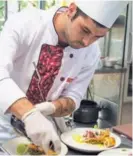  ??  ?? El chef Saúl Umaña se pulió con su platillo ante el jurado.