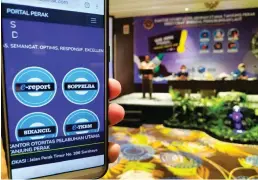  ?? AHMAD KHUSAINI/JAWA POS ?? PORTAL PELABUHAN: Beberapa layanan di aplikasi Portal Perak. Sosialisas­i di Hotel Mercure Grand Mirama Surabaya ini diikuti puluhan operator kapal dan instansi di pelabuhan.