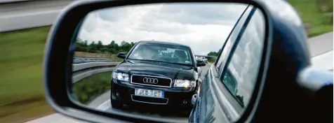  ?? Foto: Patrick Pleul, dpa ?? Klarer Fall: Wer so aggressiv auffährt, verhält sich verkehrswi­drig. Der Gebrauch der Lichthupe allein kann aber erlaubt sein.